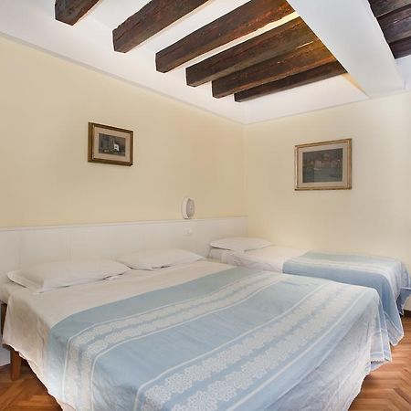 Hotel San Fantin Venedig Rum bild