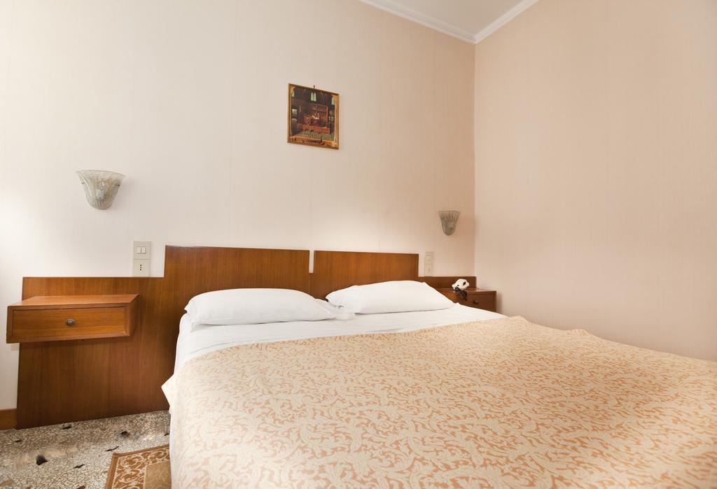 Hotel San Fantin Venedig Rum bild