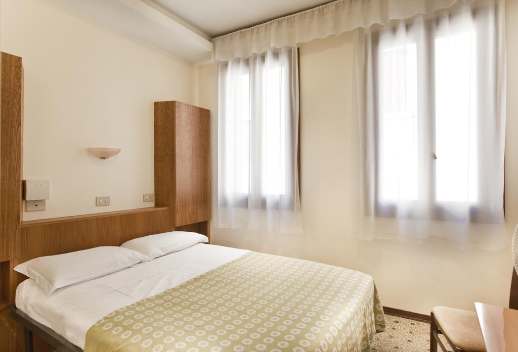 Hotel San Fantin Venedig Rum bild