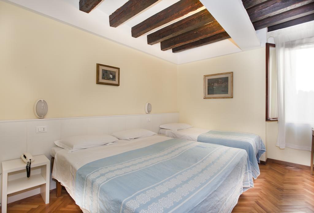 Hotel San Fantin Venedig Rum bild